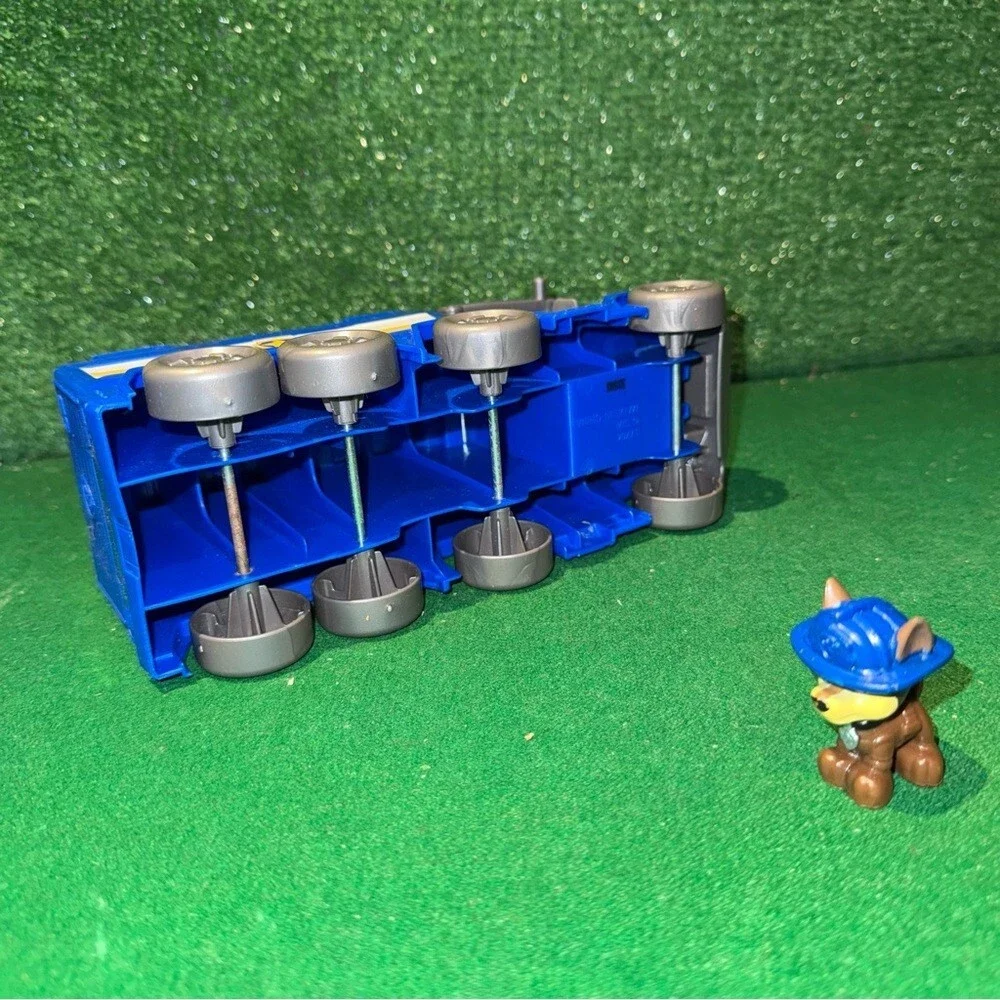 Spin Master Paw Patrol Ultimate Rescue Chase Police Cruiser and‎ action figure